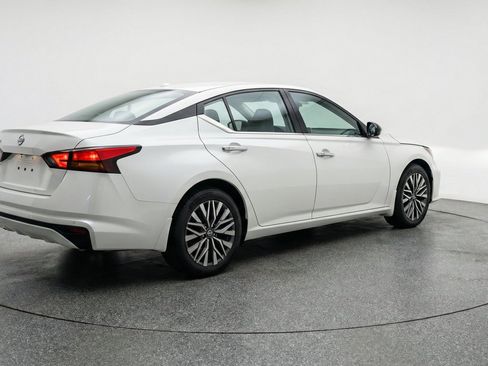 Used 2025 Nissan Altima 2.5 SV FWD image 9