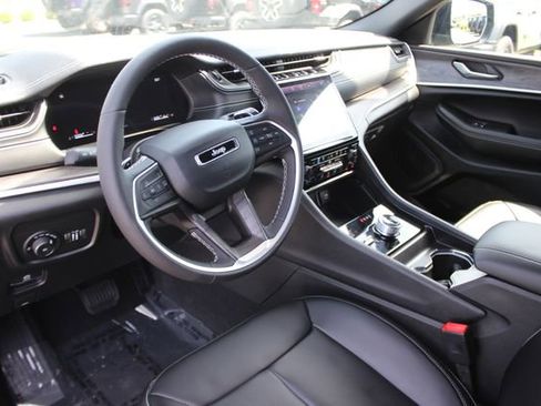 Used 2025 Jeep Grand Cherokee Limited w/ Luxury Tech Group II AWD/4WD image 3