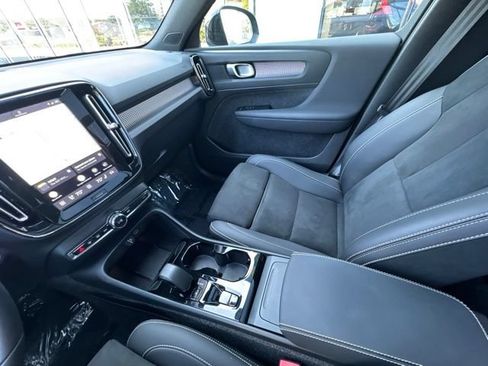 Certified 2025 Volvo XC40 B5 Plus AWD/4WD image 22
