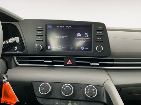 Used 2022 Hyundai Elantra SE FWD image 9