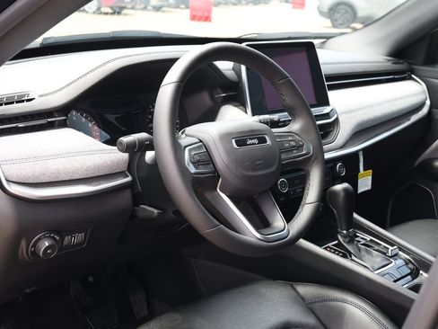 Used 2025 Jeep Compass Latitude AWD/4WD image 13
