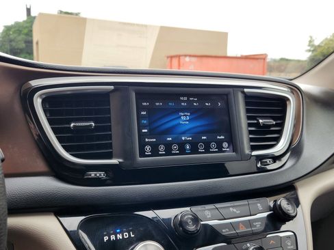Used 2018 Chrysler Pacifica Touring Plus FWD image 23