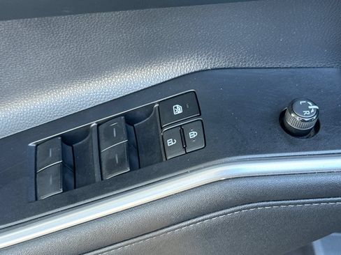 Used 2023 Toyota Highlander LE AWD/4WD image 11
