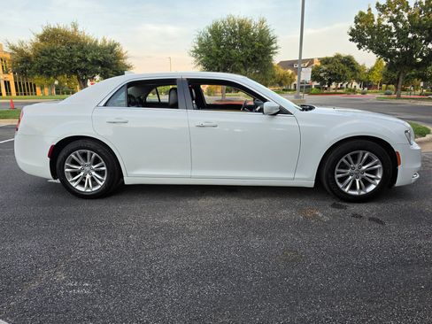 Used 2017 Chrysler 300 Limited RWD image 8