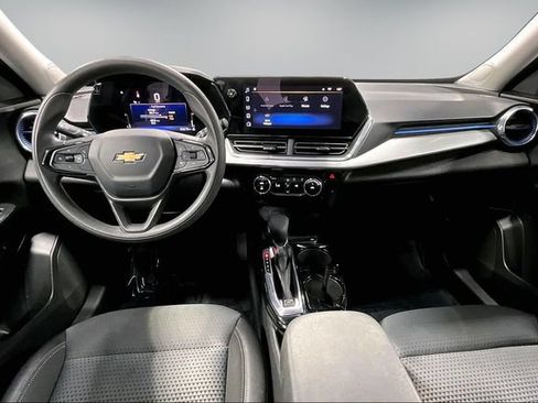Used 2025 Chevrolet Trax LT FWD image 8