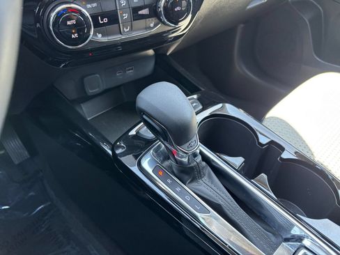 Used 2025 Chevrolet Trax LT w/ LT Convenience Package FWD image 40