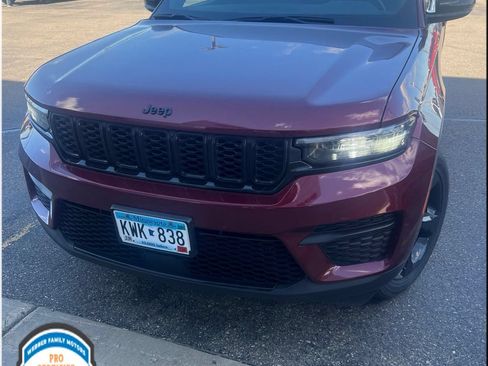 Used 2023 Jeep Grand Cherokee Altitude AWD/4WD image 2