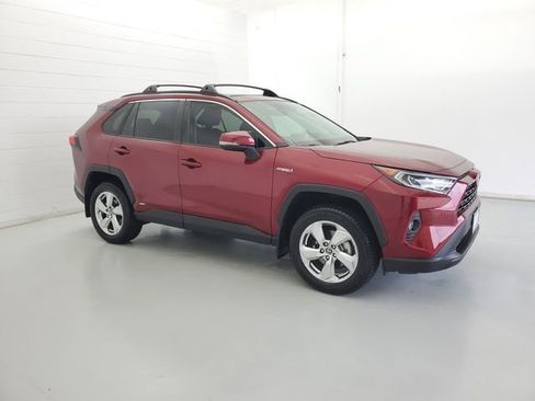Used 2021 Toyota RAV4 XLE Premium AWD/4WD image 4