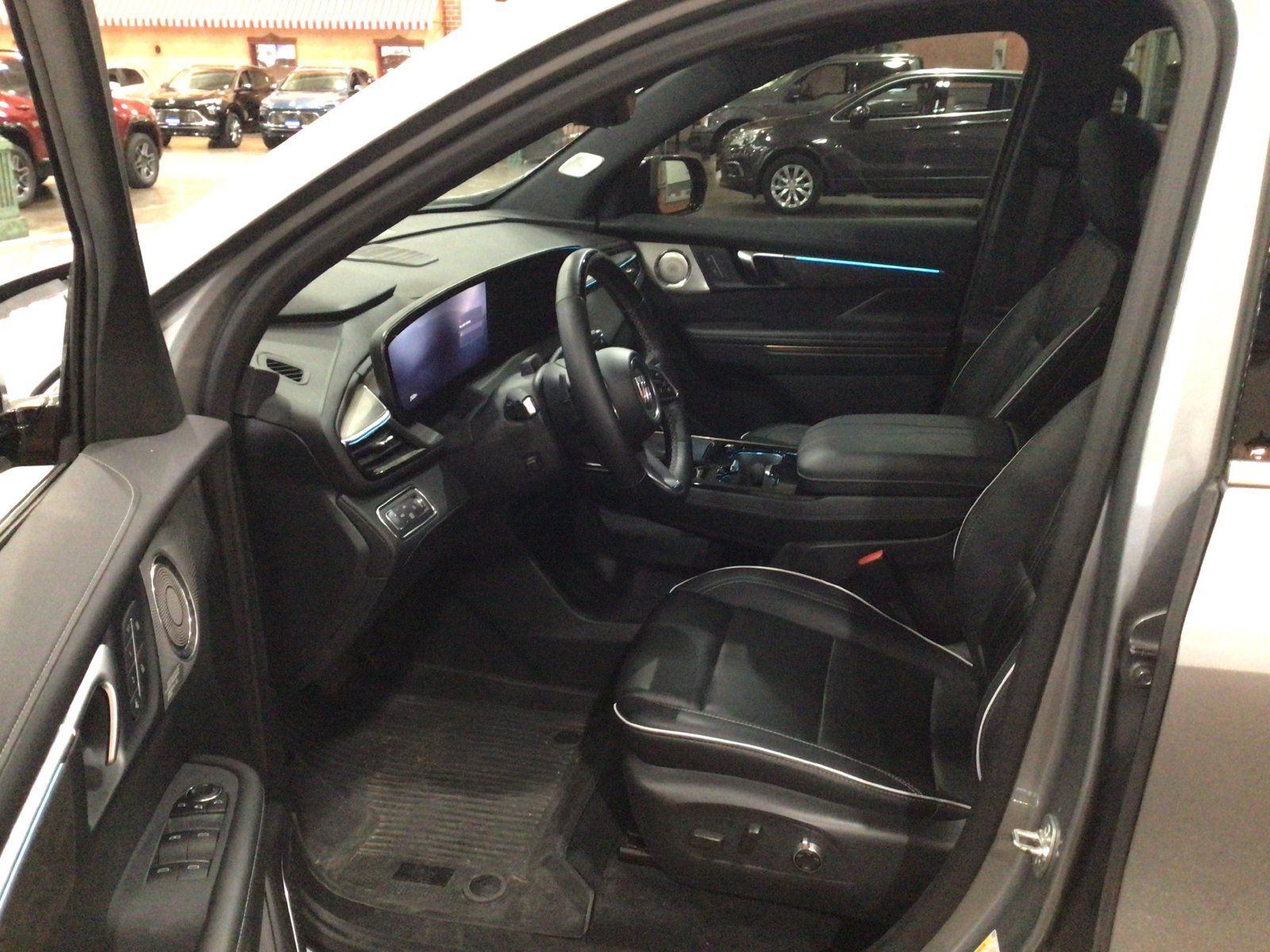 Used 2025 Buick Enclave Avenir w/ Super Cruise Package AWD/4WD image 2
