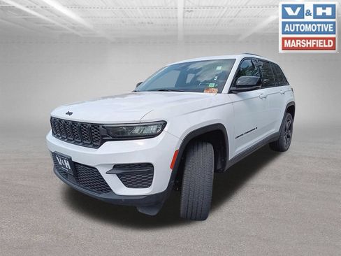 Used 2023 Jeep Grand Cherokee Altitude AWD/4WD image 7