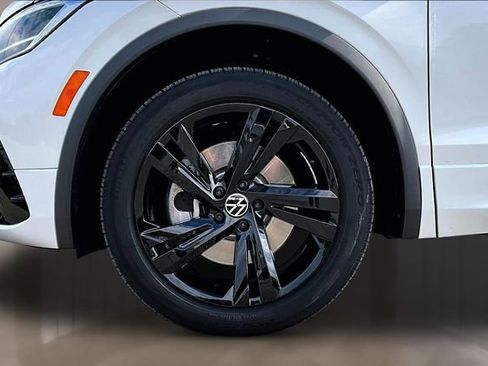 Used 2024 Volkswagen Tiguan SE R-Line image 29