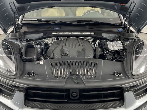 Certified 2025 Porsche Macan AWD/4WD image 31