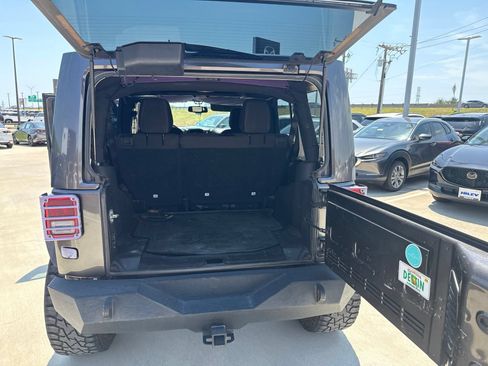 Used 2016 Jeep Wrangler Unlimited Sahara w/ Connectivity Group AWD/4WD image 13