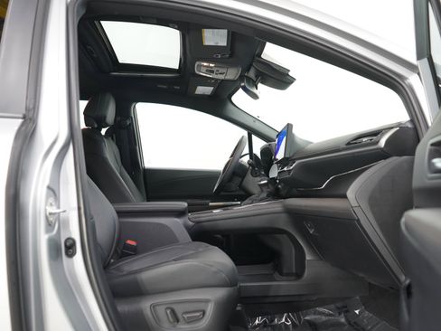 Used 2025 Toyota Sienna Platinum AWD/4WD image 12