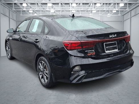 Used 2022 Kia Forte LXS w/ LXS Technology Package image 3