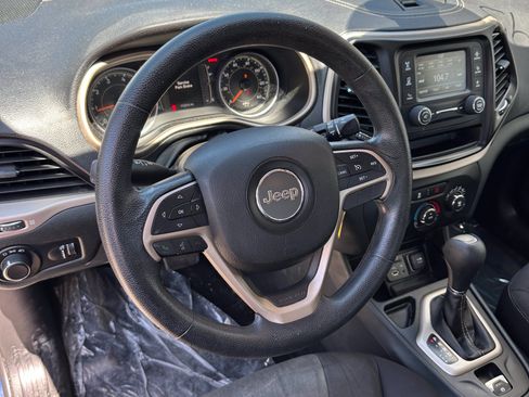 Used 2015 Jeep Cherokee Sport FWD image 13
