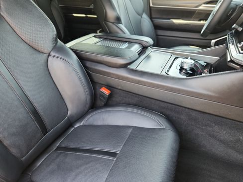 Used 2024 Jeep Wagoneer L Series II w/ Flexible Seating Group AWD/4WD image 16