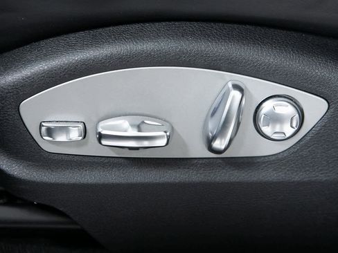 Certified 2025 Porsche Macan image 17