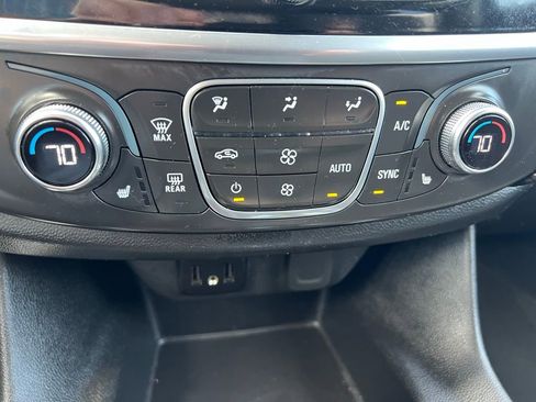 Used 2020 Chevrolet Traverse LT image 40