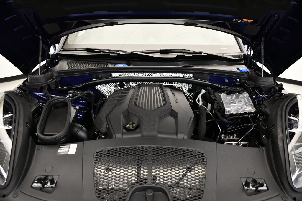Certified 2026 Porsche Macan Turbo AWD/4WD image 12