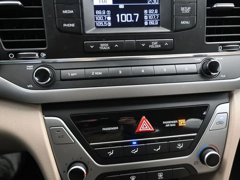 Used 2017 Hyundai Elantra SE w/ Cargo Package image 17