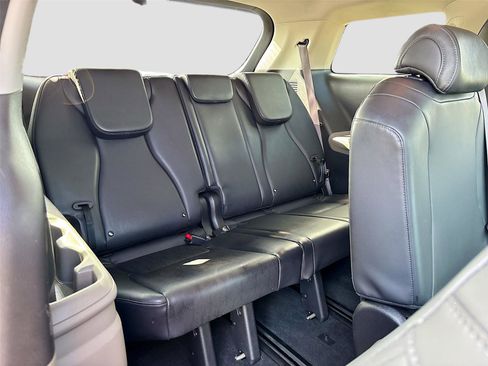 Used 2025 Kia Carnival FWD image 27