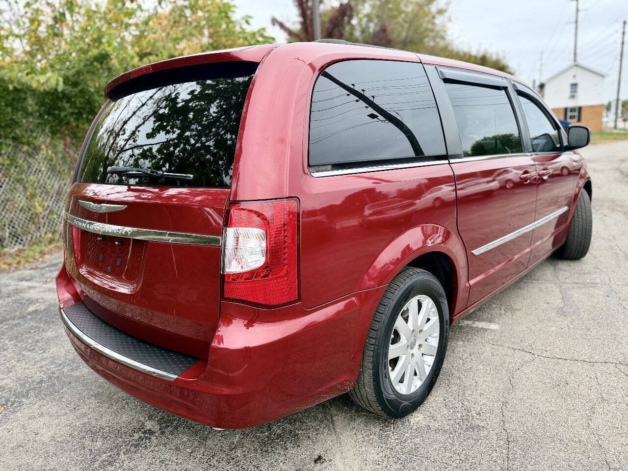 Used 2013 Chrysler Town & Country Touring FWD image 3