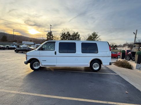 Used 2002 Chevrolet Express 2500 w/ Preferred Equipment Group 2 image 6
