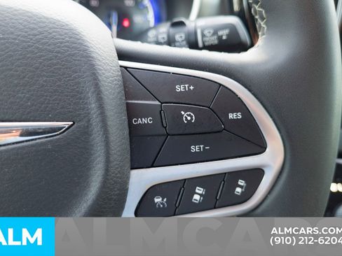 Used 2023 Chrysler Pacifica Touring-L image 11