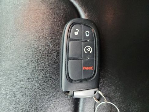 Used 2020 Jeep Cherokee Trailhawk w/ Cold Weather Group AWD/4WD image 32