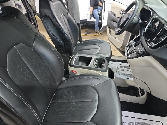 Used 2023 Chrysler Pacifica Touring-L FWD image 12