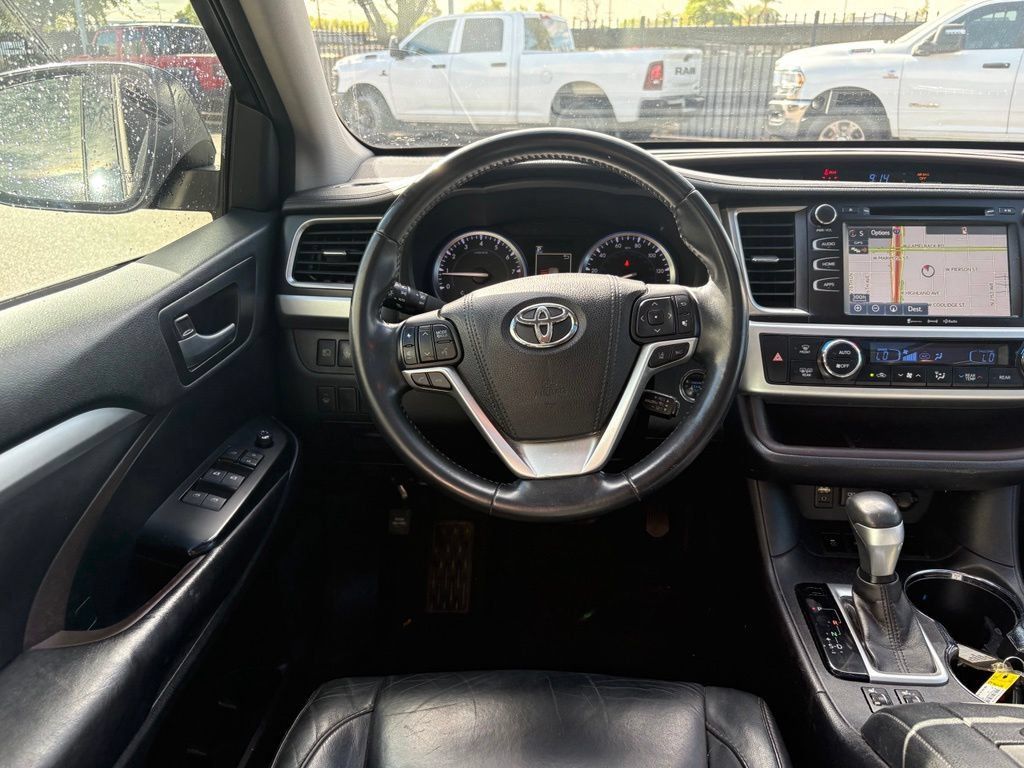 Used 2017 Toyota Highlander XLE w/ Carpet Mat Package FWD image 6