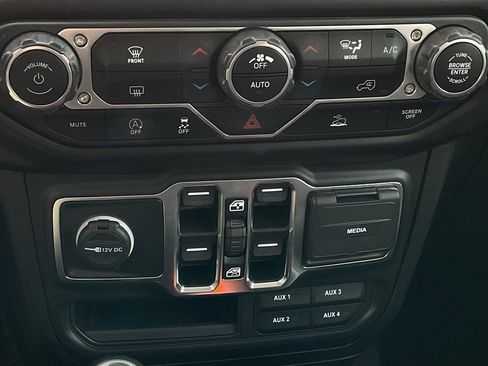 Used 2022 Jeep Gladiator Sport image 32