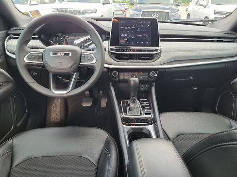 Used 2025 Jeep Compass Latitude AWD/4WD image 10