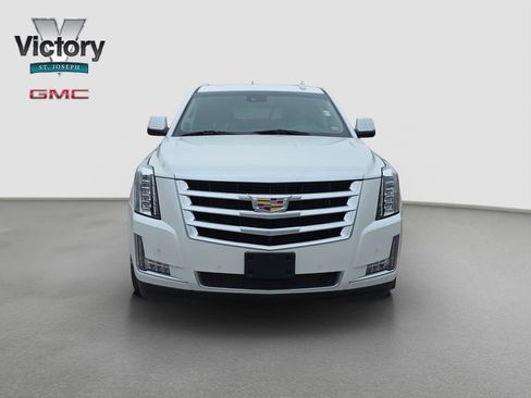 Used 2016 Cadillac Escalade Luxury image 2
