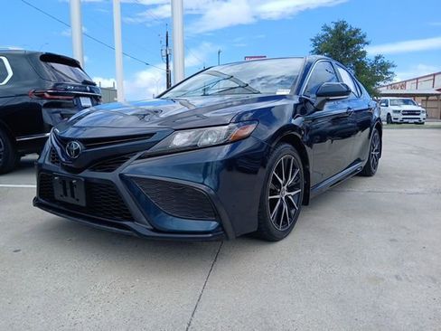 Used 2021 Toyota Camry SE w/ Convenience Package FWD image 3