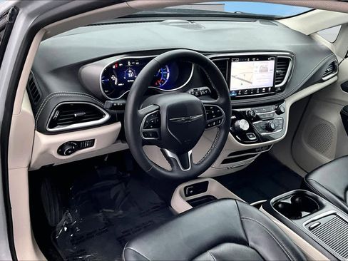 Used 2024 Chrysler Pacifica Select image 2