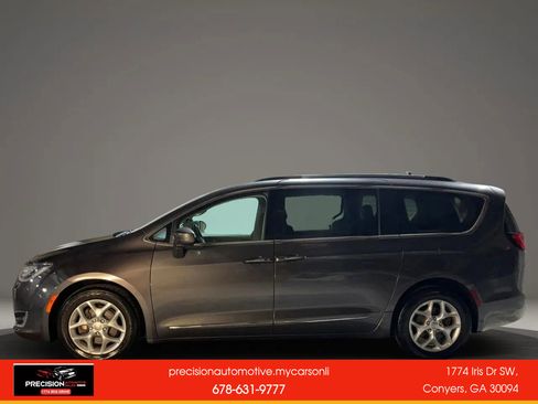 Used 2017 Chrysler Pacifica Touring-L w/ Tire & Wheel Group image 3