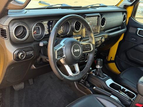 Used 2019 Jeep Wrangler Unlimited Sahara AWD/4WD image 17
