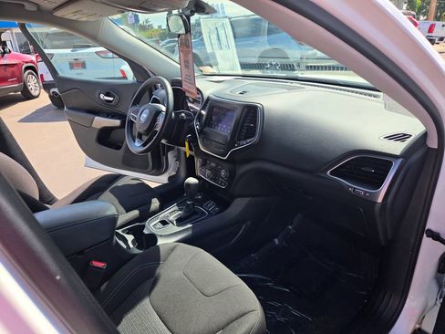 Used 2019 Jeep Cherokee Latitude w/ Popular Appearance Group AWD/4WD image 13