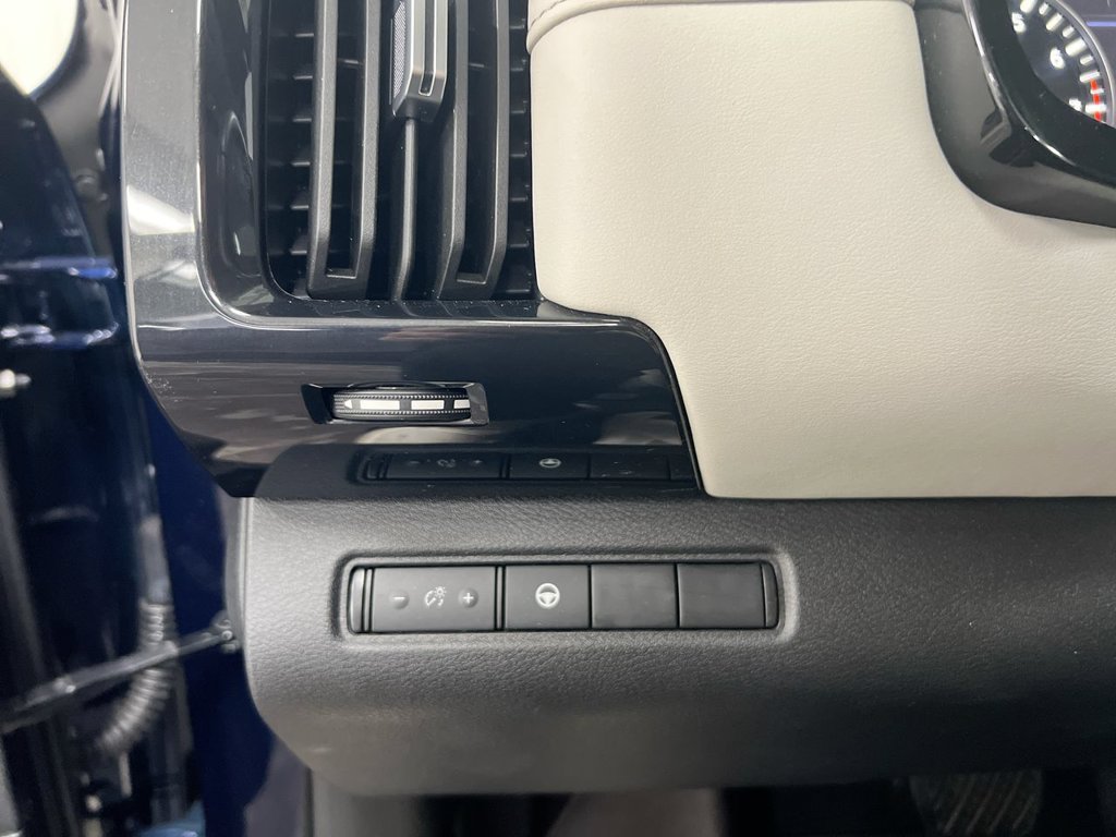 Used 2024 Nissan Pathfinder SV w/ Cargo Package AWD/4WD image 18