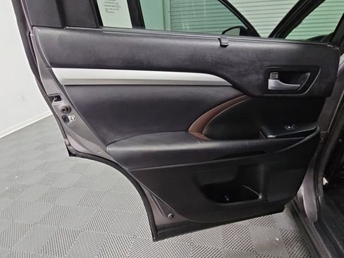 Used 2016 Toyota Highlander XLE FWD image 33