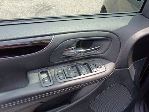 Used 2016 Dodge Grand Caravan SXT FWD image 23