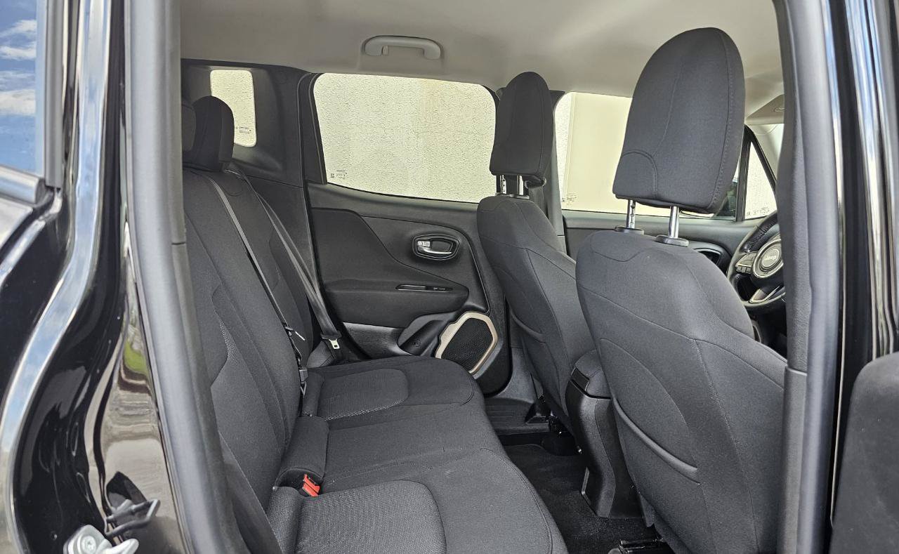 Used 2015 Jeep Renegade Latitude FWD image 24