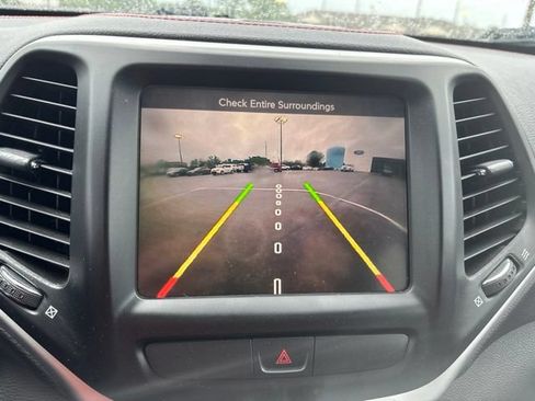 Used 2016 Jeep Cherokee Trailhawk w/ Comfort/Convenience Group AWD/4WD image 11