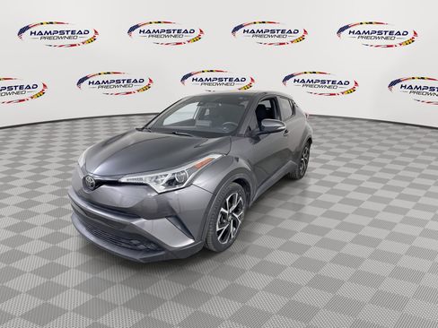 Used 2019 Toyota C-HR XLE FWD image 4