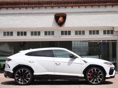 Used 2022 Lamborghini Urus AWD/4WD image 2
