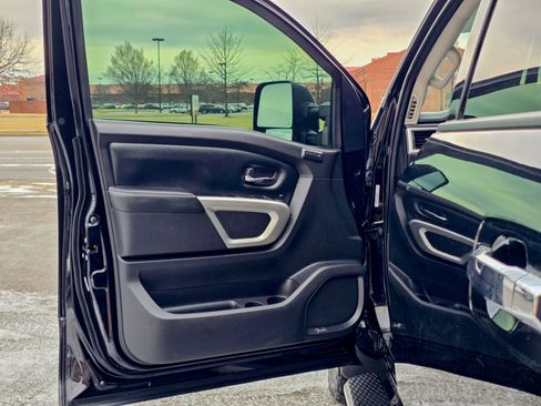 Used 2021 Nissan Titan SL w/ Moonroof Package image 26