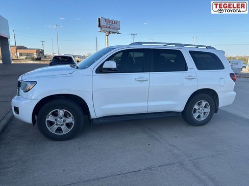 Used 2020 Toyota Sequoia SR5 image 1