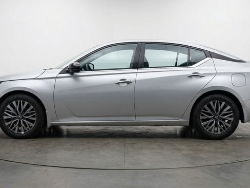 Used 2025 Nissan Altima 2.5 SV image 5